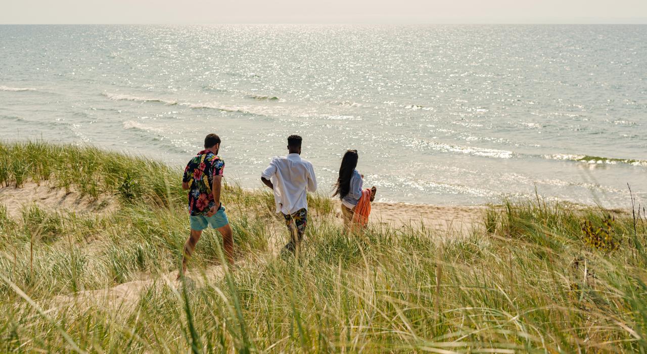 在密西根湖畔的 P.J. 霍夫马斯特州立公园度过美好一天