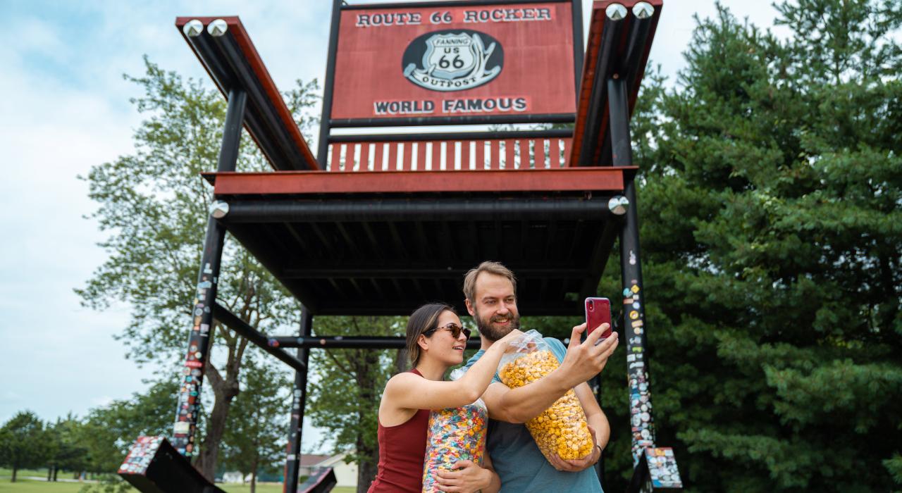 在丘巴与 66 号公路摇椅自拍留念