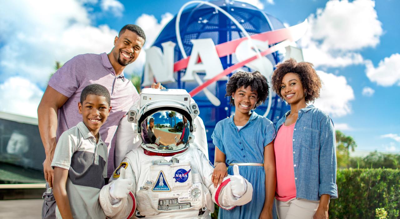 在佛罗里达州梅里特岛参观肯尼迪航天中心