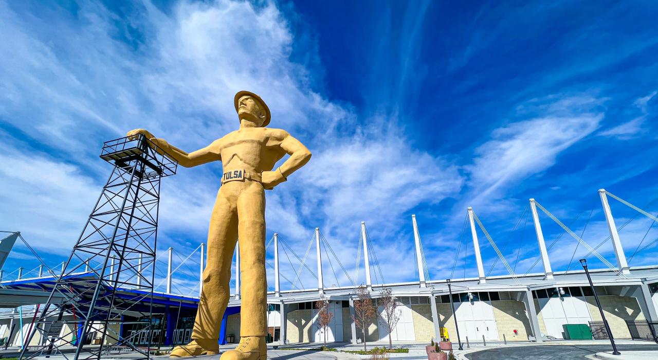 历史悠久的 66 号公路旁博览广场上矗立的黄金矿工雕像