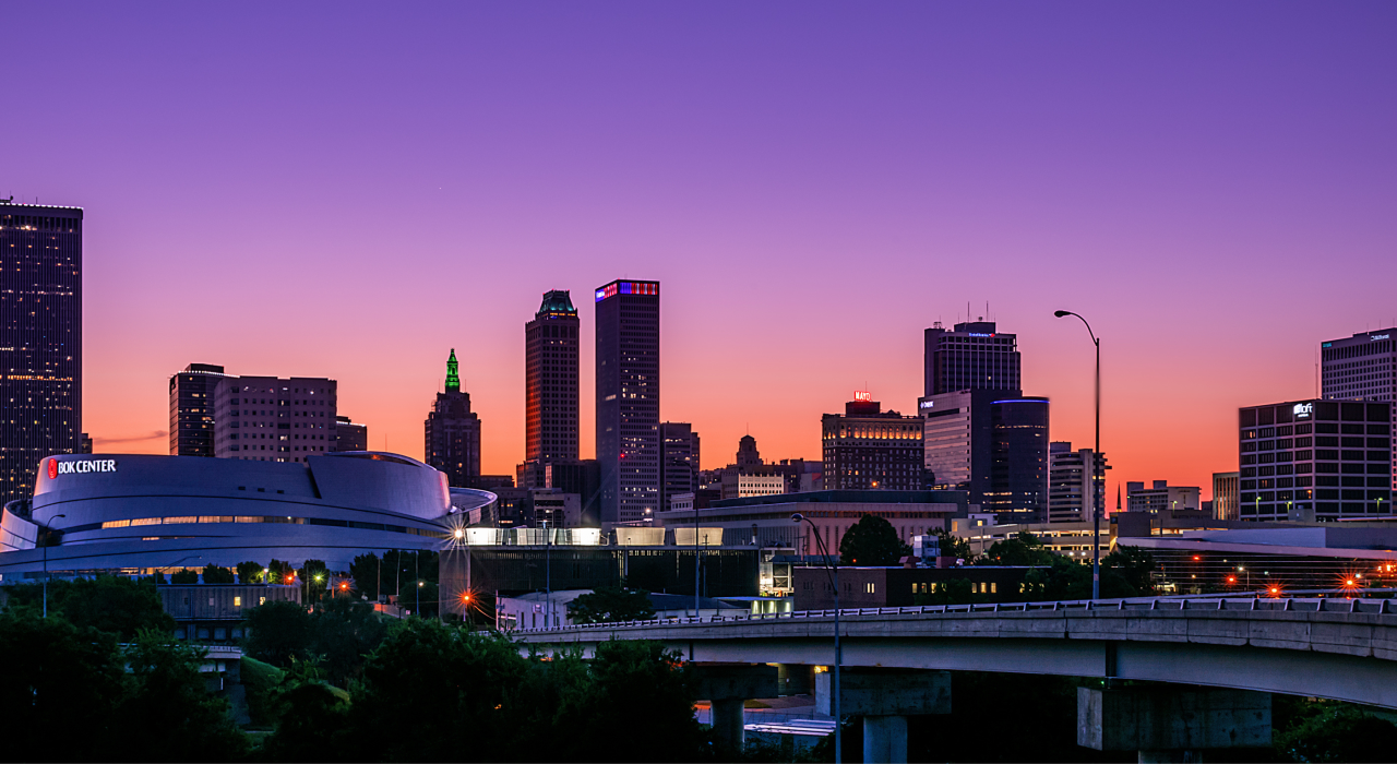 黄昏时分的塔尔萨天际线美景