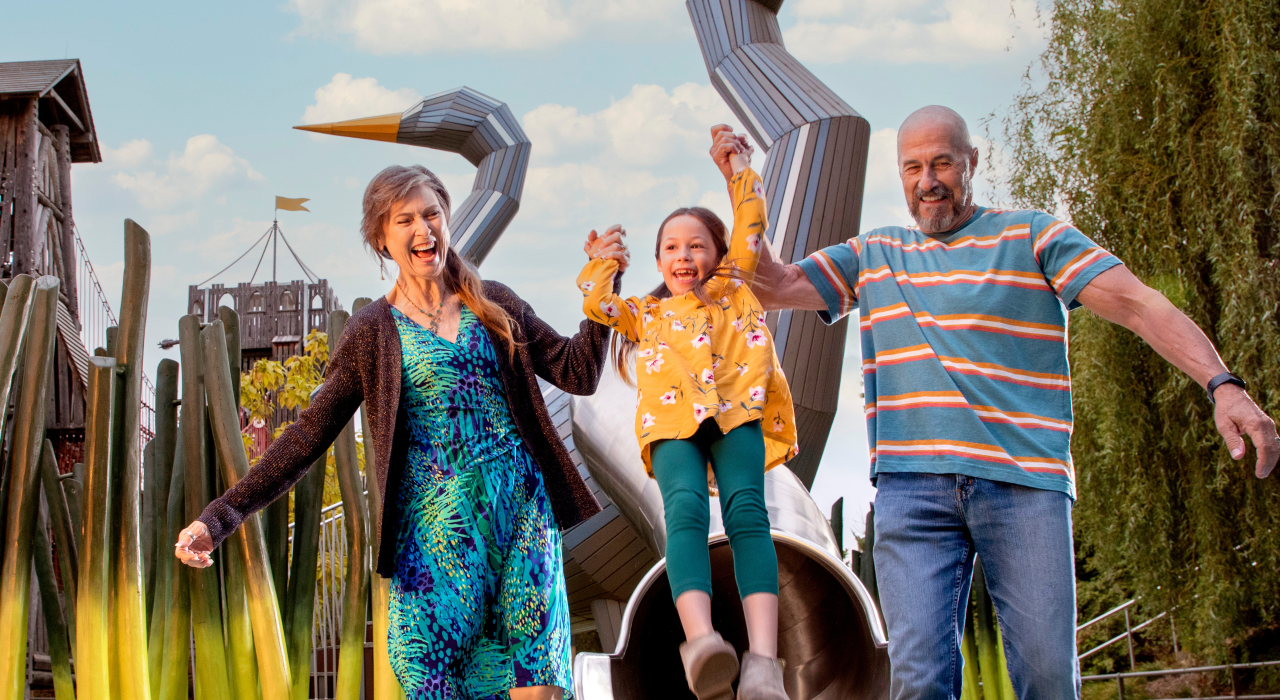 阿肯色河畔塔尔萨获奖公园 Gathering Place 中的亲子娱乐