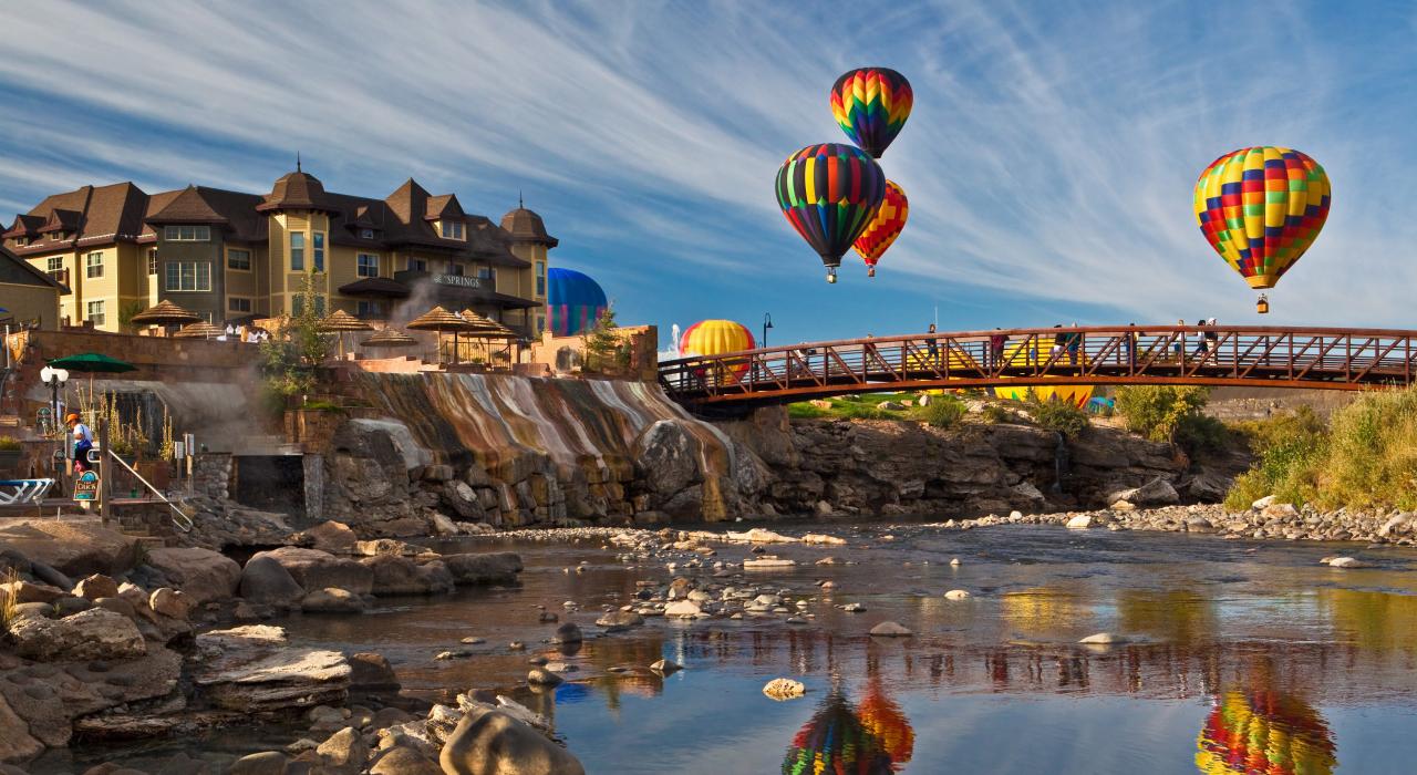 五彩缤纷的热气球在科罗拉多州帕戈萨斯普林斯上空飘荡