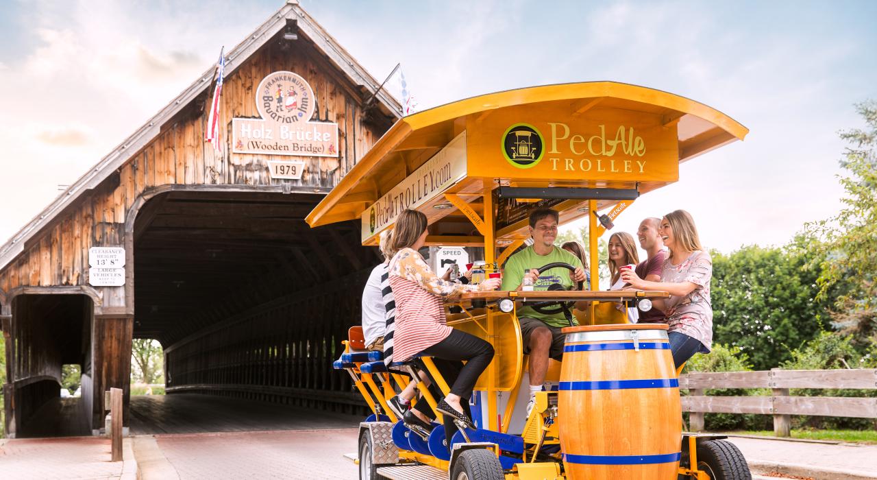 乘坐 PedAle Trolley 电车游览在廊桥下巡游