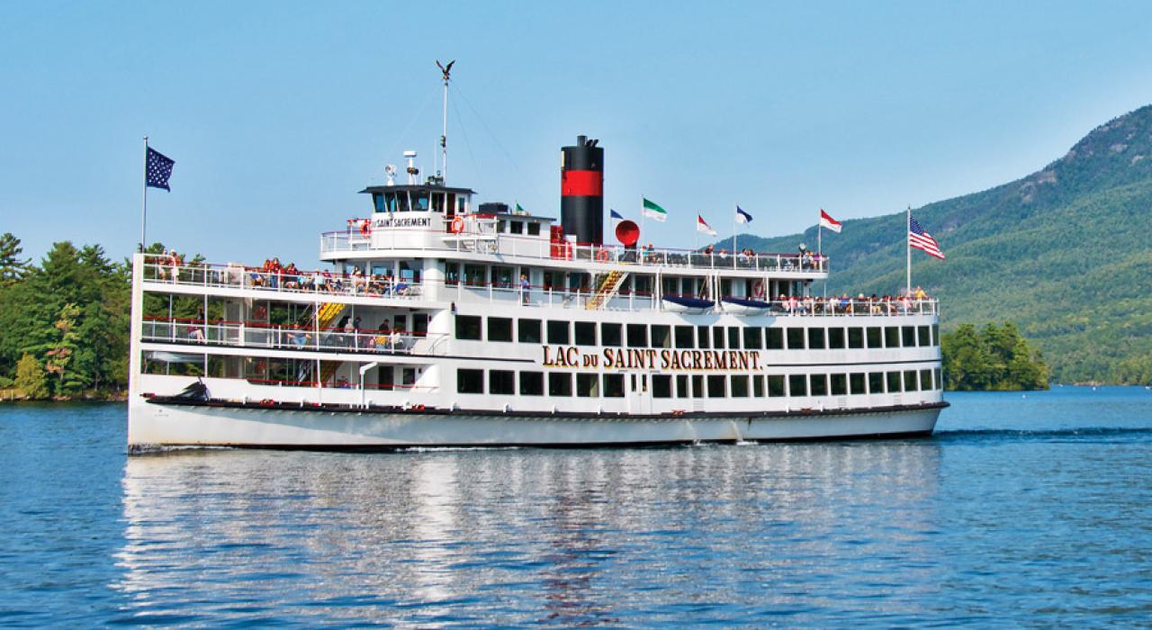 乘坐观光汽船游览乔治湖