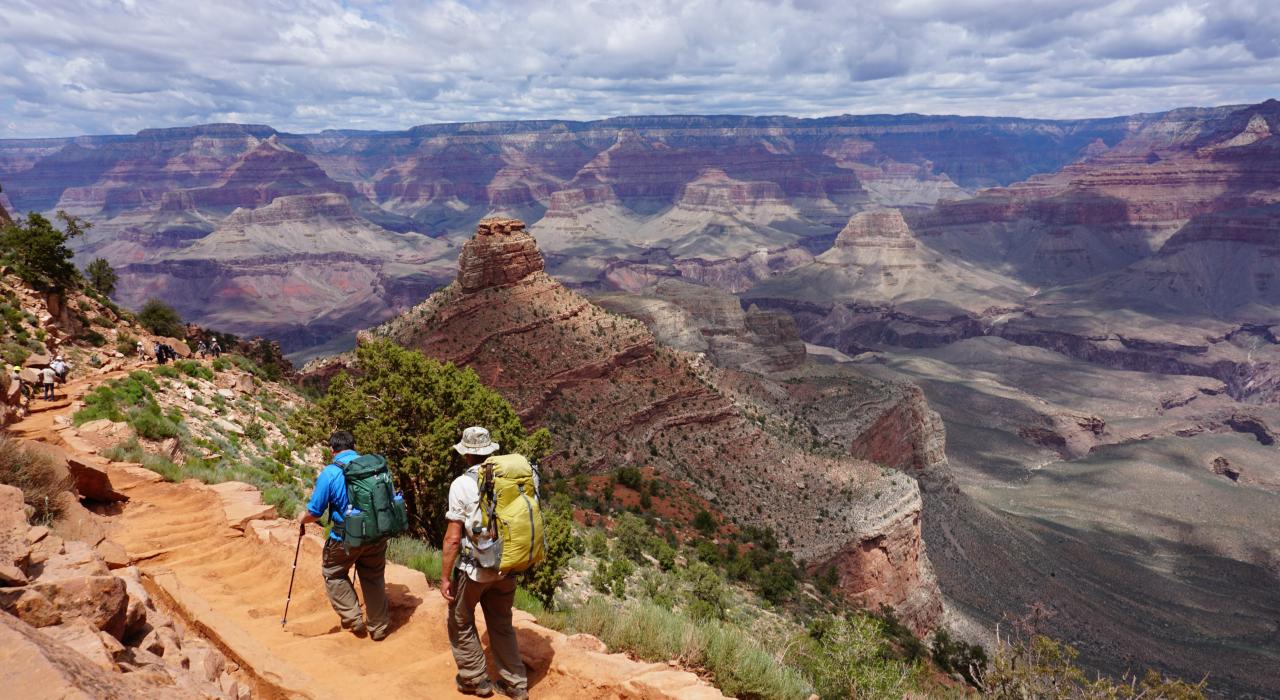 在亚利桑那州图萨扬附近的大峡谷国家公园南凯坝步道 (South Kaibab Trail) 徒步旅行