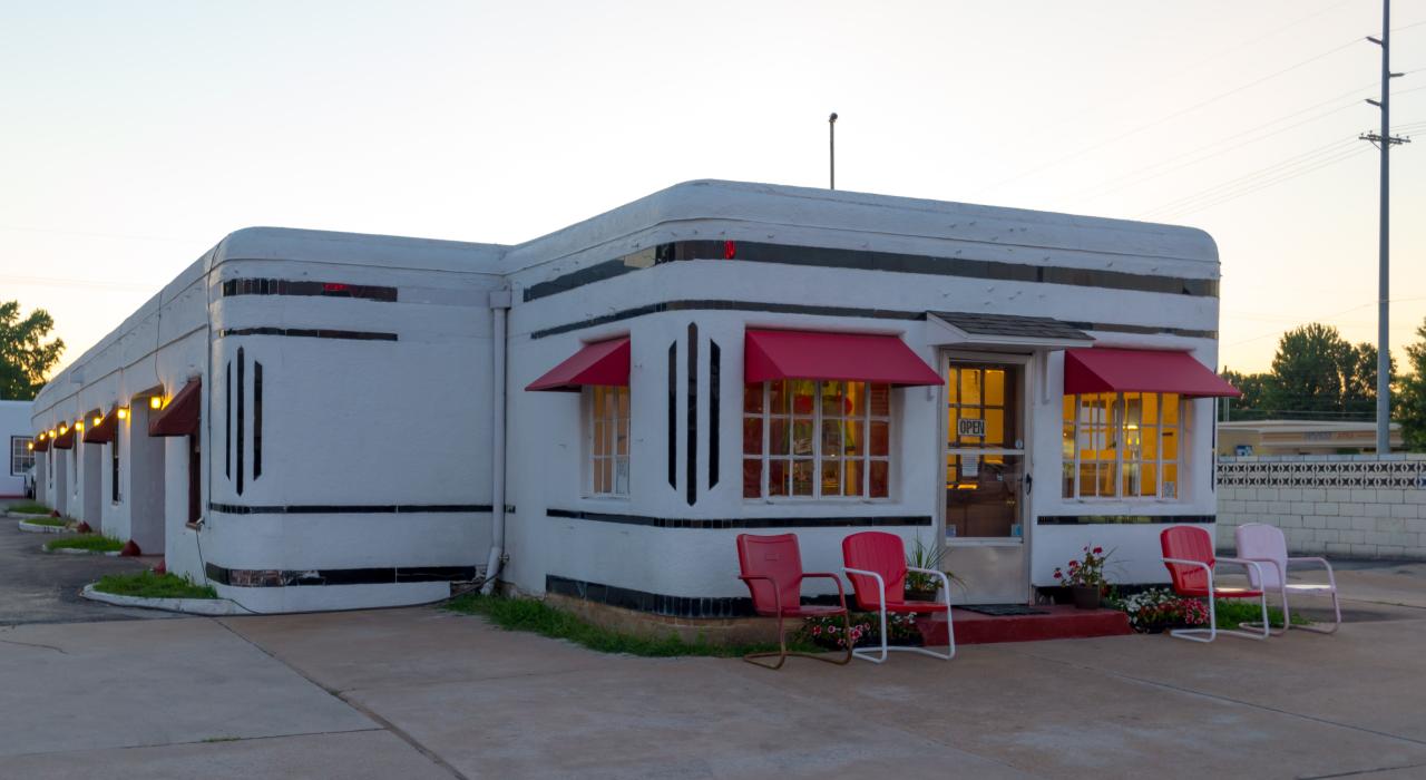 密苏里州迦太基的 Boots Court Motel 是一家历史悠久的汽车旅馆,1939 年首次开业 密苏里州迦太基的 Boots Court Motel 是一家历史悠久的汽车旅馆,1939 年首次开业