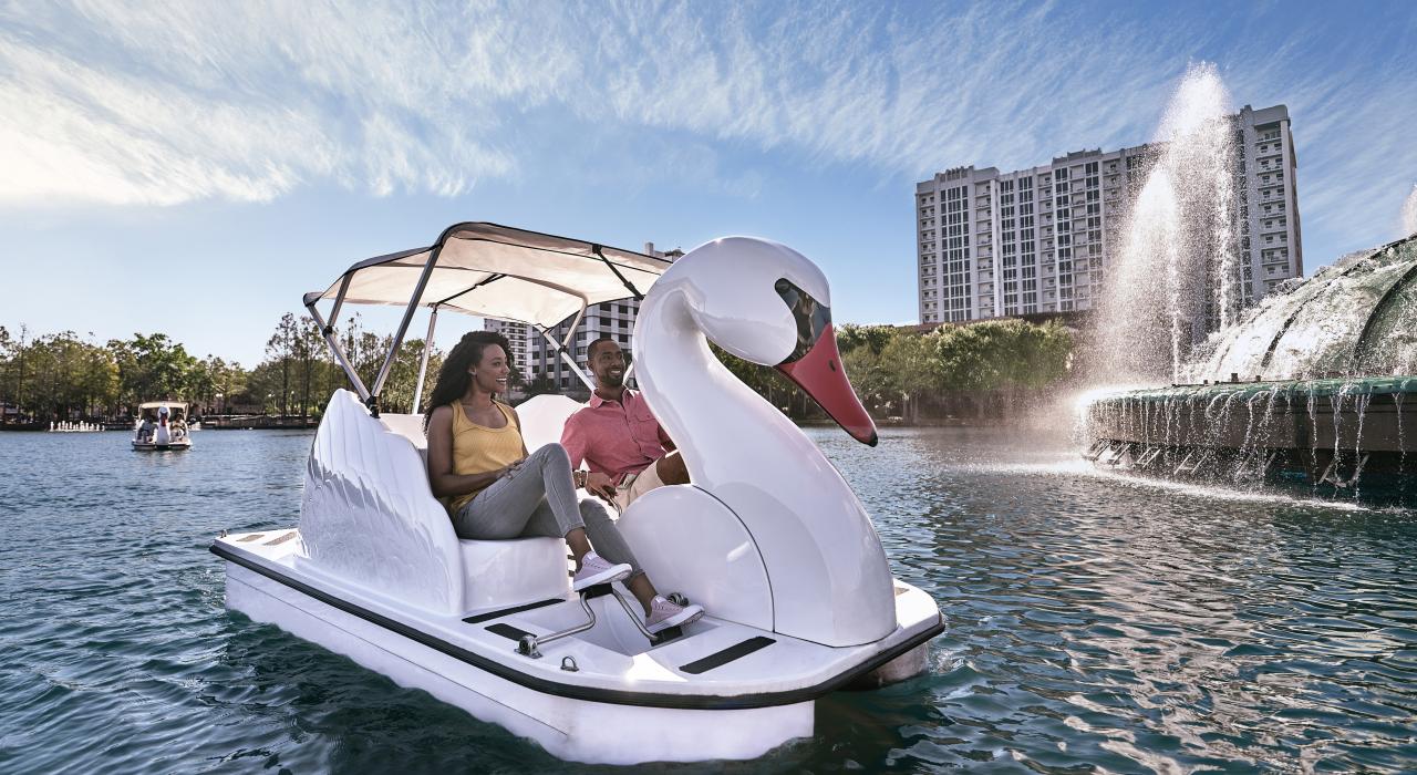 在佛罗里达州奥兰多市中心的伊奥拉湖上乘坐天鹅船