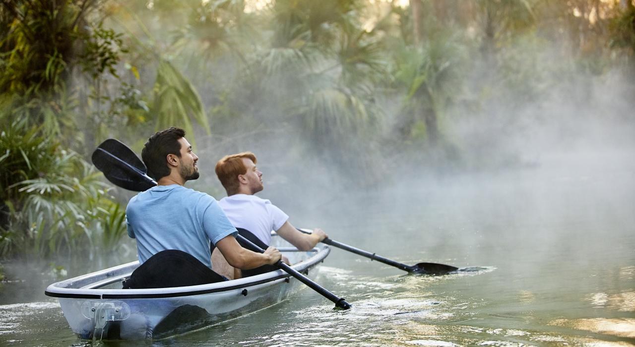 在佛罗里达州奥兰多附近的 Rock Springs Run 徒步区内的保护水域上玩透明皮划艇