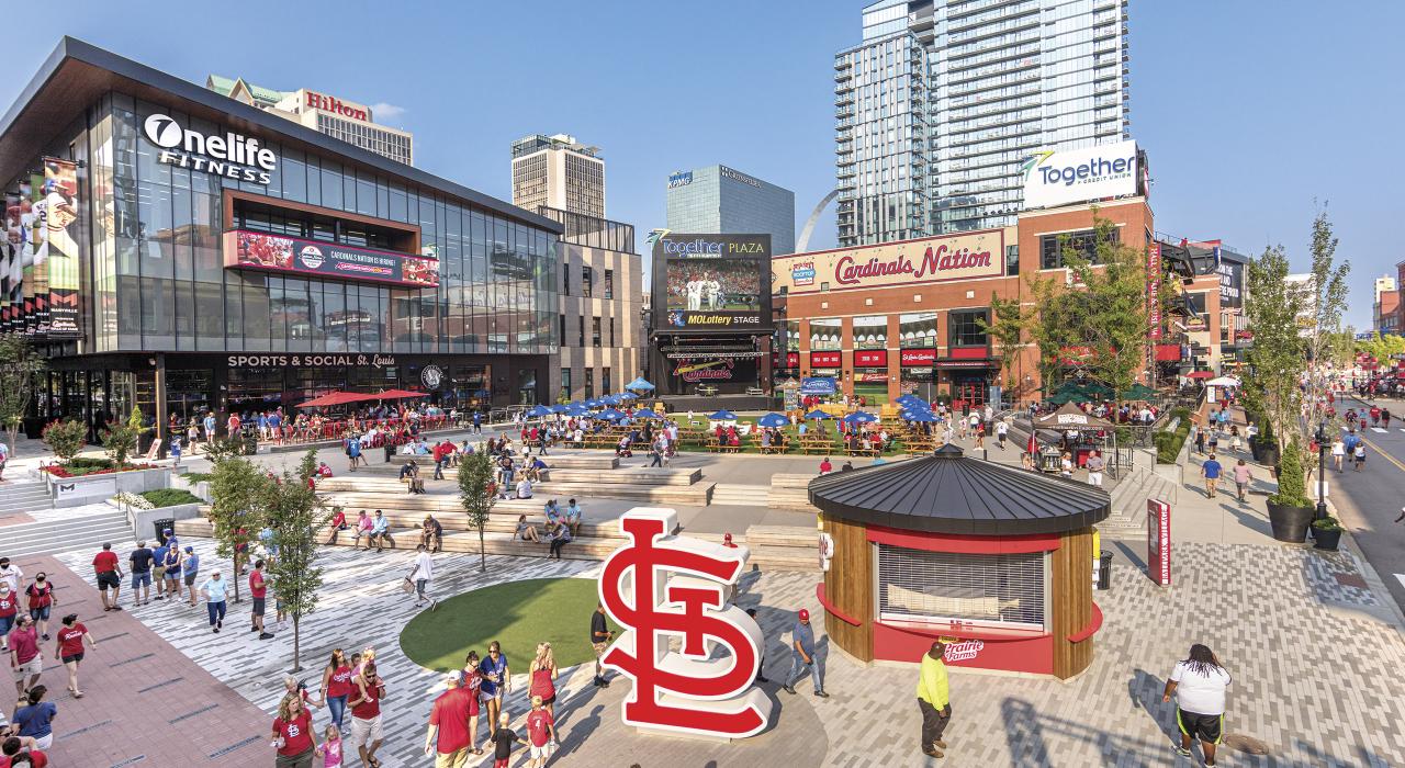 在棒球场村 (Ballpark Village) 观看圣路易斯红雀队棒球比赛的球迷 在棒球场村 (Ballpark Village) 观看圣路易斯红雀队棒球比赛的球迷