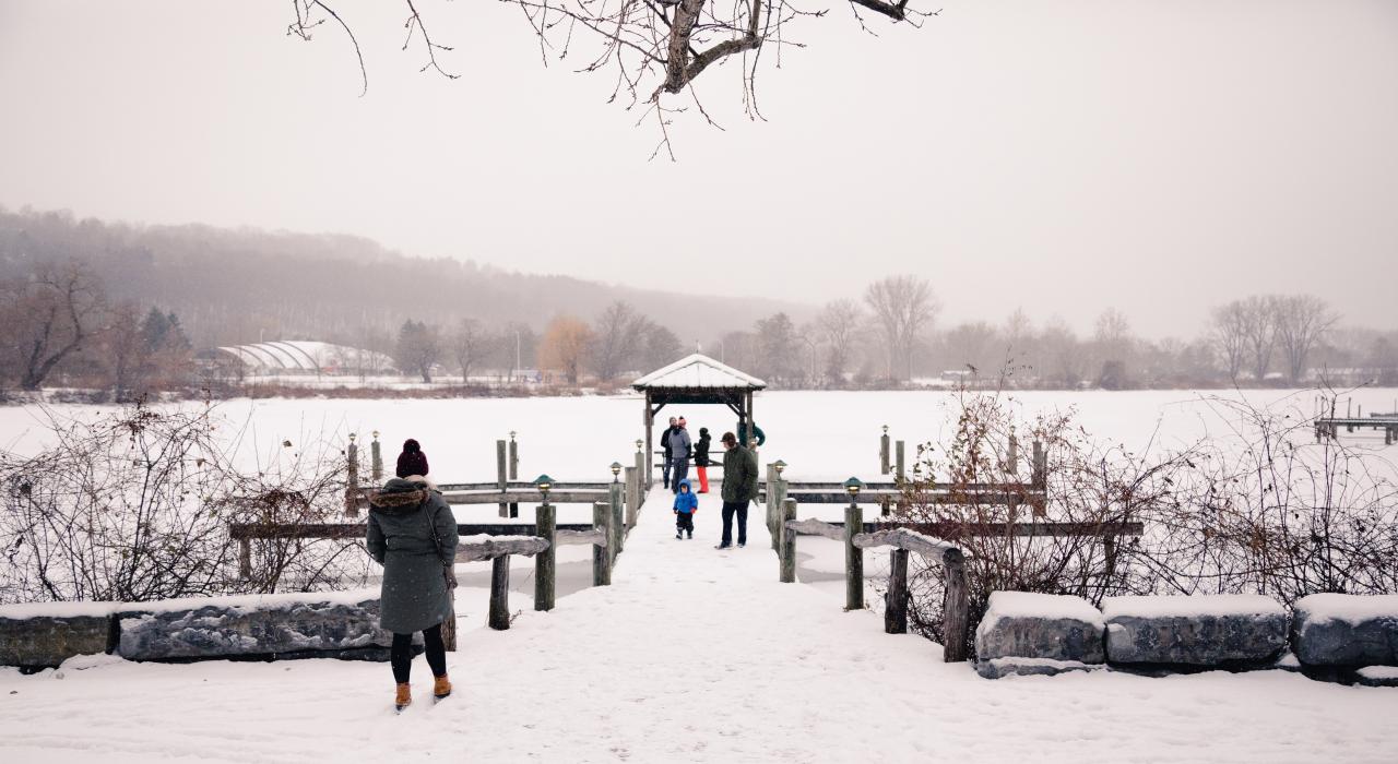 在汤普金斯县卡尤加湾的汽船着陆点度过雪花纷飞的一天