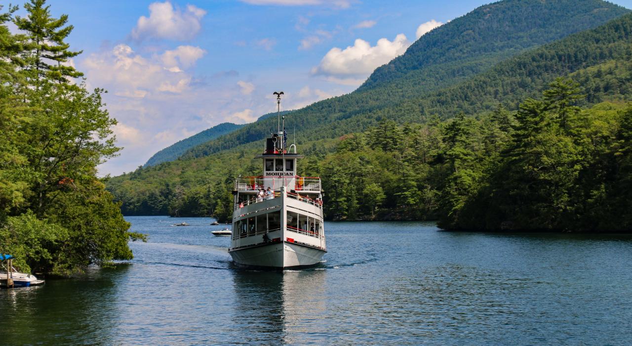 在乔治湖欣赏美丽的风景