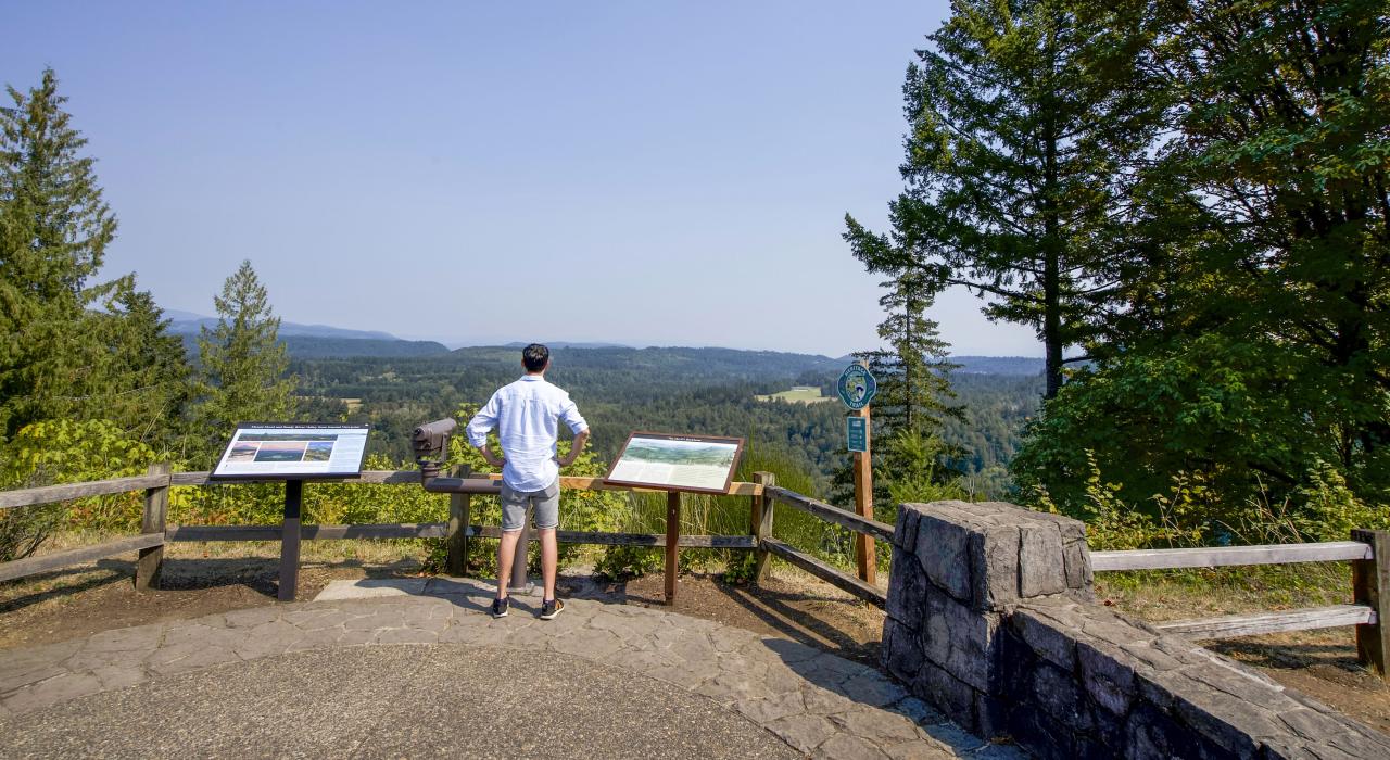 从俄勒冈州桑迪附近的 Jonsrud Viewpoint 观景台眺望胡德山国家森林公园