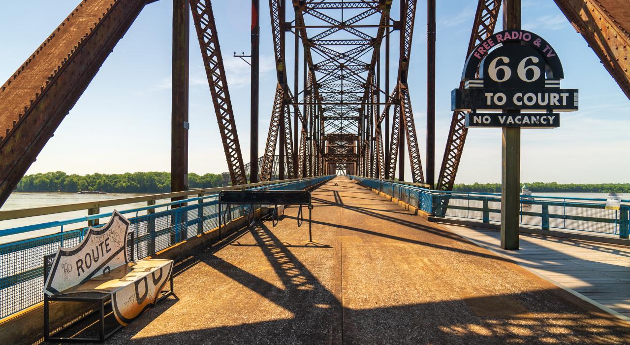 老石链桥 (Old Chain of Rocks Bridge) 是 66 号公路的昔日遗迹,也是观赏密西西比河 (Mississippi River) 的理想视角 老石链桥 (Old Chain of Rocks Bridge) 是 66 号公路的昔日遗迹,也是观赏密西西比河 (Mississippi River) 的理想视角