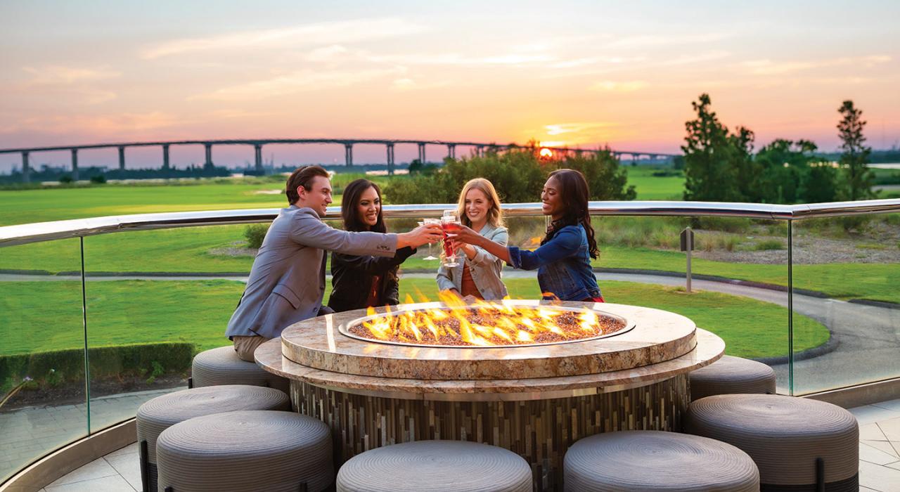 在路易斯安那州莱克查尔斯的落日下齐聚畅饮