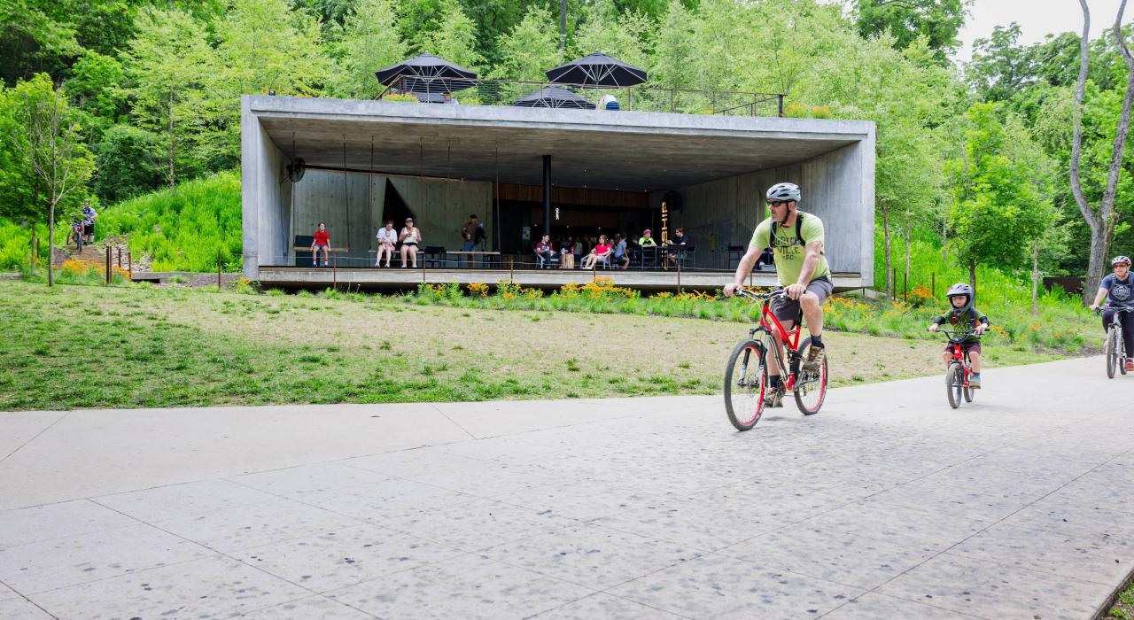 在科勒山地自行车保护区 (Coler Mountain Bike Preserve) 的 Airship Coffee,一边享受手工咖啡,一边眺望风景如画的骑行小径 在科勒山地自行车保护区 (Coler Mountain Bike Preserve) 的 Airship Coffee,一边享受手工咖啡,一边眺望风景如画的骑行小径