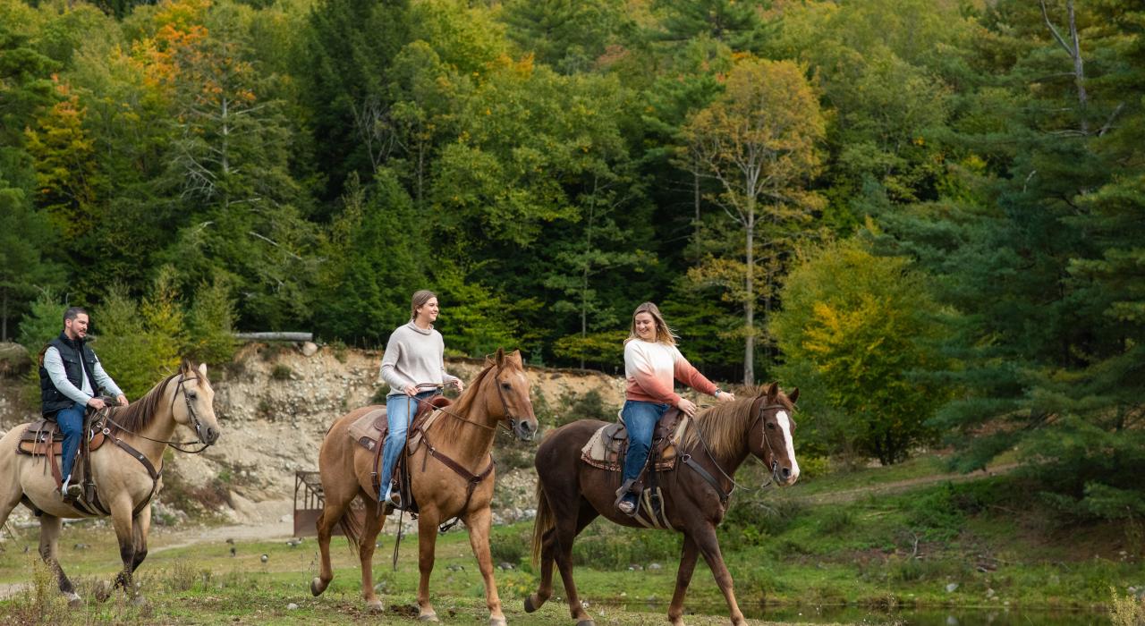骑马探索阿迪朗达克山脉