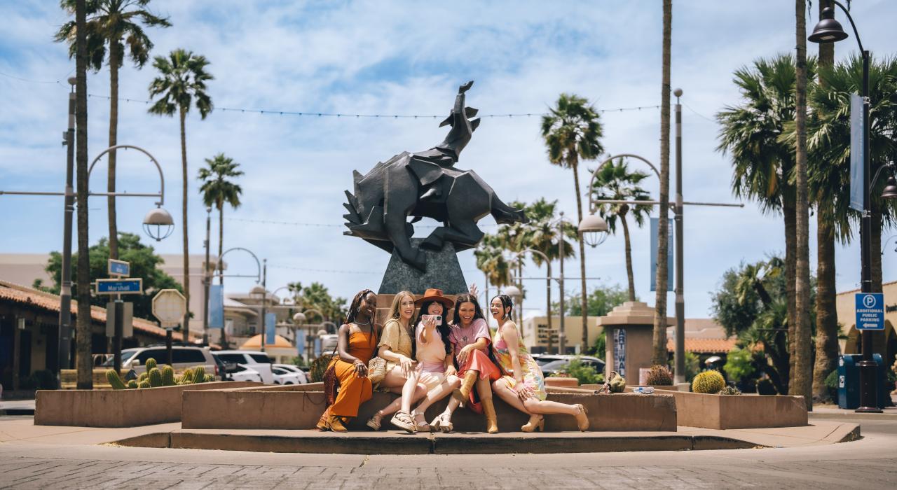 参观斯科茨代尔艺术区（Scottsdale Arts District），与艺术家 Ed Mell 的雕像 Jack Knife 自拍留念