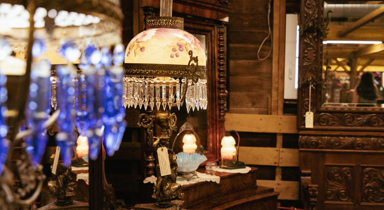 在 Rock Garden Antique Barn 古董店里欣赏精美的传世之宝 在 Rock Garden Antique Barn 古董店里欣赏精美的传世之宝