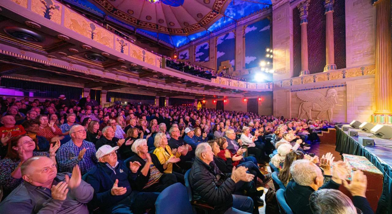 在密苏里州剧院观看现场表演
