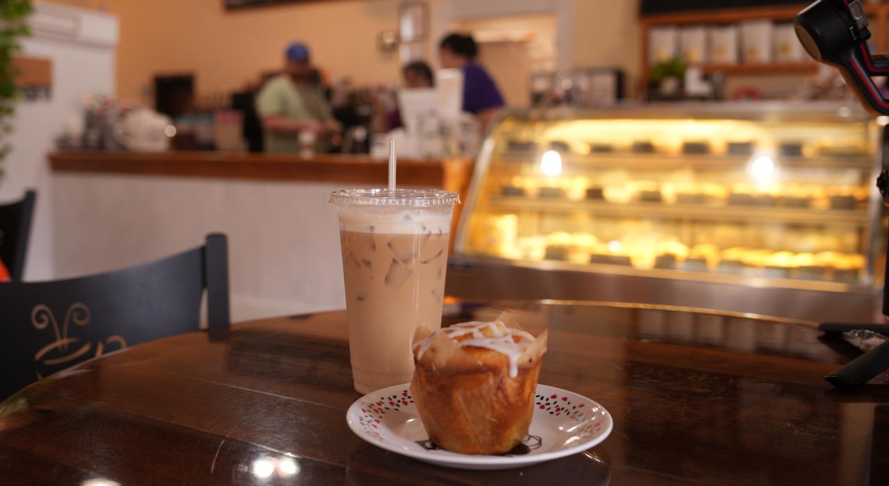 Common Grounds 咖啡店的本地咖啡和糕点 Common Grounds 咖啡店的本地咖啡和糕点