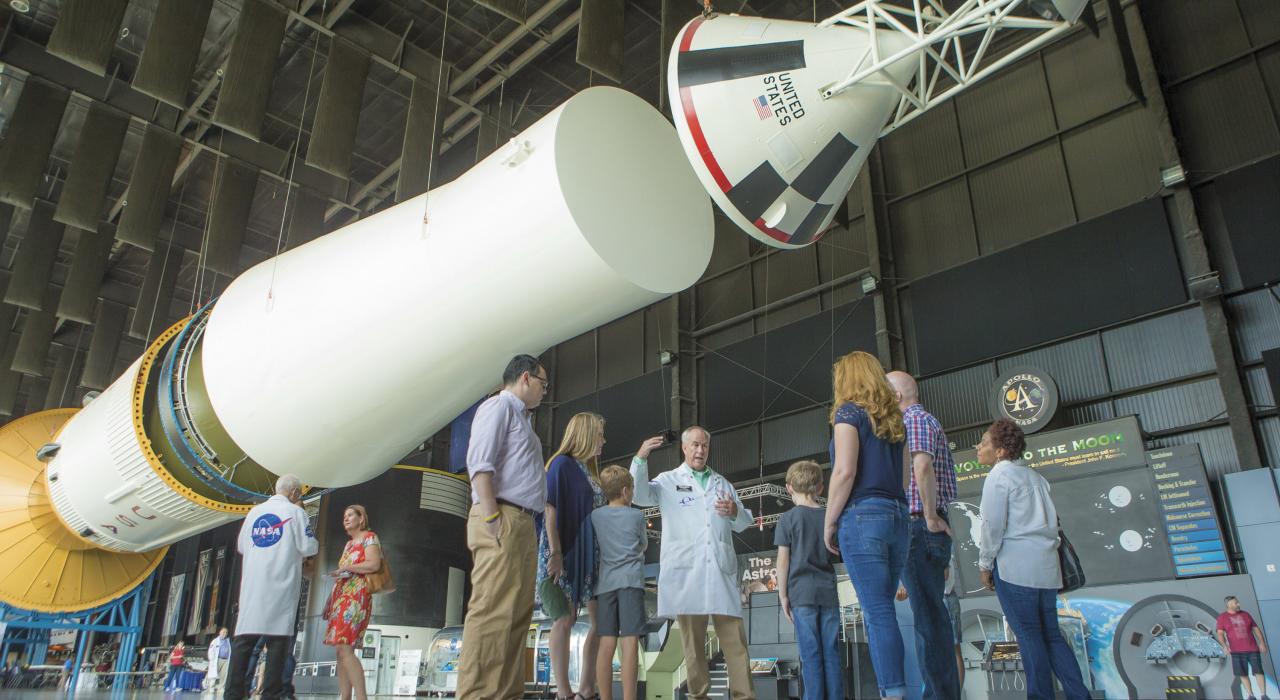 在亨茨维尔的美国太空火箭中心领略历史航天器的传奇风采