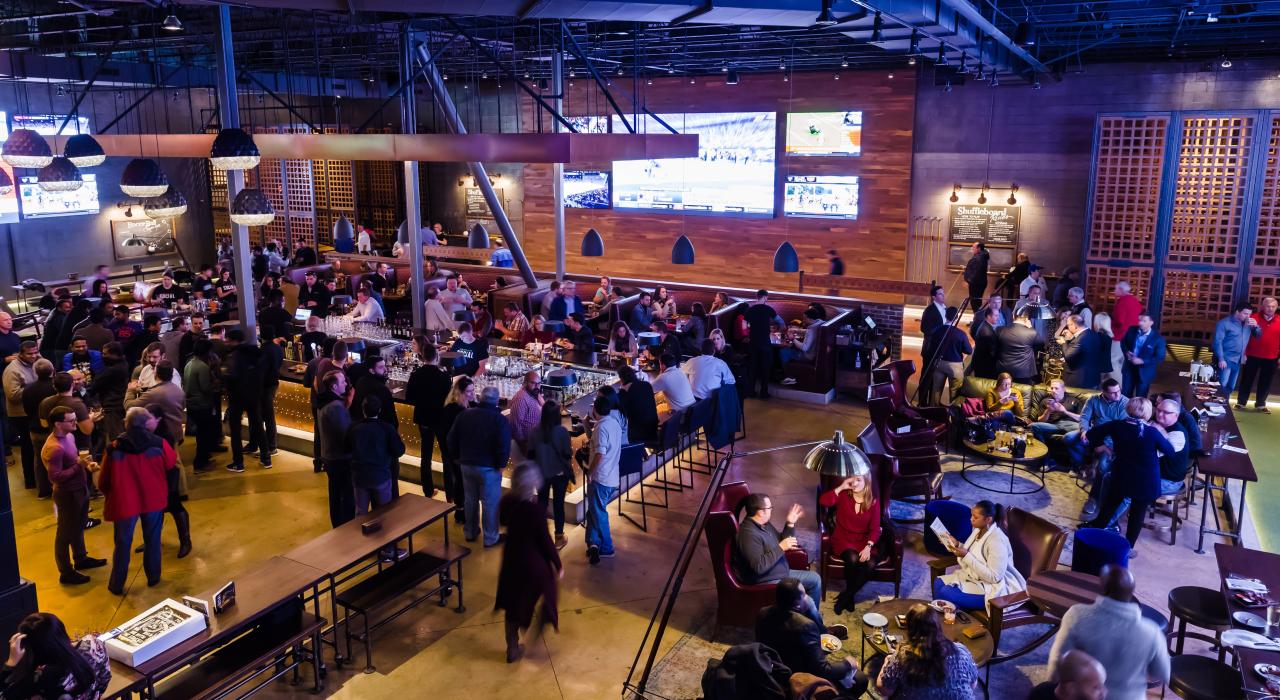 在 Westport Social Classic Bar & Gaming Lounge 酒吧和游戏酒廊度过美好夜晚 在 Westport Social Classic Bar & Gaming Lounge 酒吧和游戏酒廊度过美好夜晚