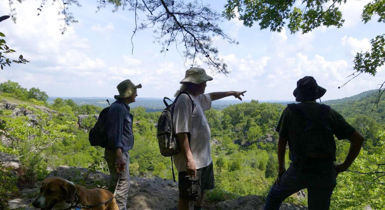 在风景优美的鲁夫纳山自然保护区徒步旅行