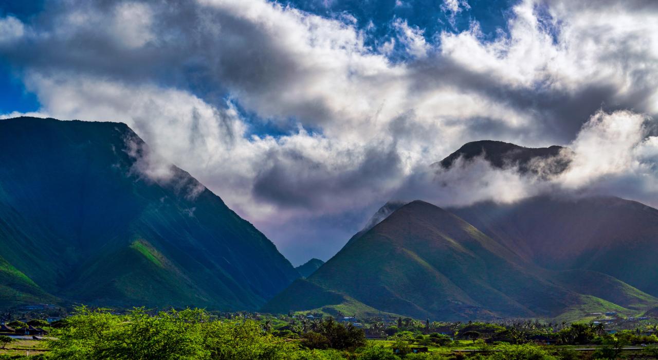 天幕下摄人心魄的 Mauna Kahālāwai 山脉 天幕下摄人心魄的 Mauna Kahālāwai 山脉