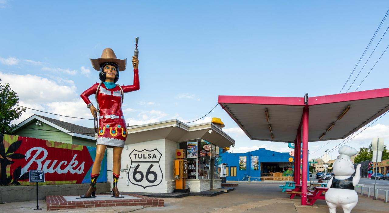 在俄克拉荷马州塔尔萨的 66 号公路上的 Buck Atom’s Cosmic Curios 礼品店外，矗立着一座宇宙牛仔女孩 Stella Atom 的雕塑