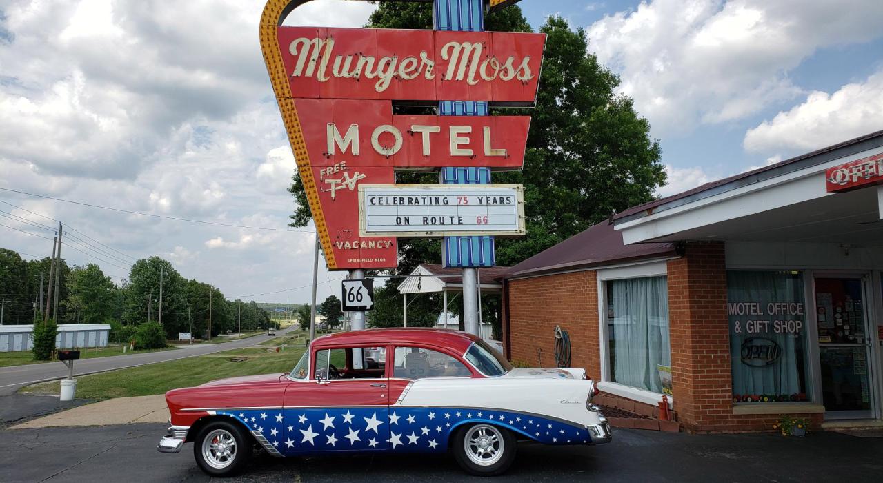 一辆复古跑车停在 66 号公路上标志性的芒格莫斯汽车旅馆 (Munger Moss Motel) 外 一辆复古跑车停在 66 号公路上标志性的芒格莫斯汽车旅馆 (Munger Moss Motel) 外