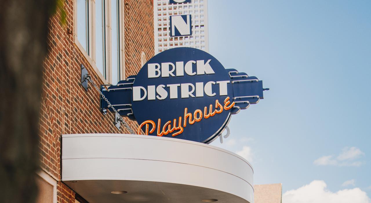 前往 Brick District Playhouse 剧场观看现场表演 前往 Brick District Playhouse 剧场观看现场表演