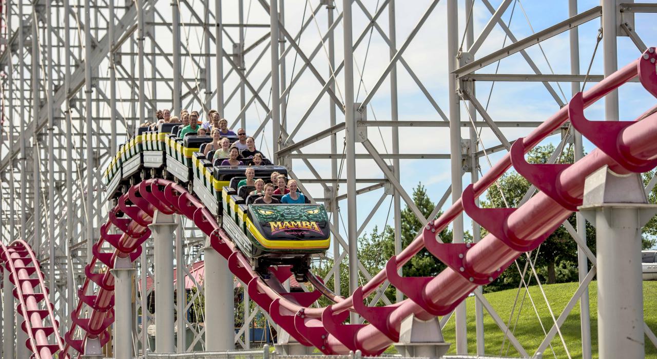 在密苏里州堪萨斯城的欢乐世界体验惊险刺激的 Mamba 过山车
