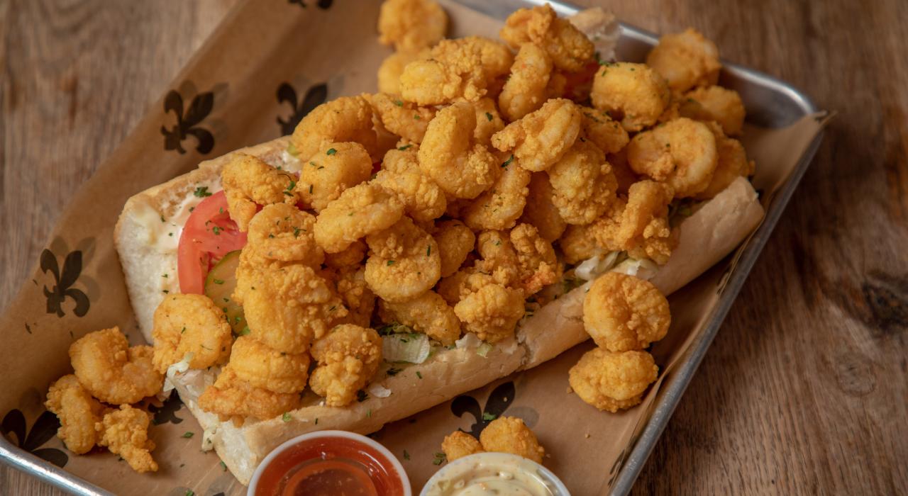 Kenney 海鲜的经典南部 po'boy 炸海鲜三明治