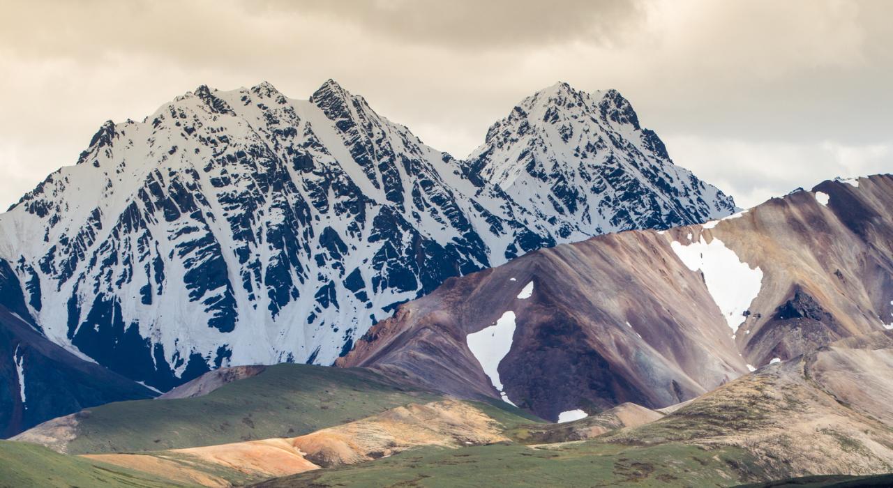 阿拉斯加州安克雷奇附近迪纳利国家公园的山景