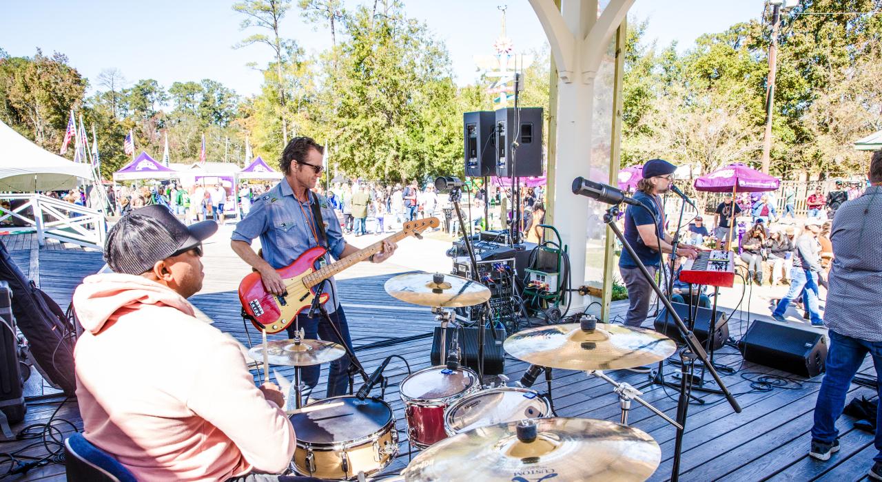 在阿比塔斯普林斯享受户外音乐会