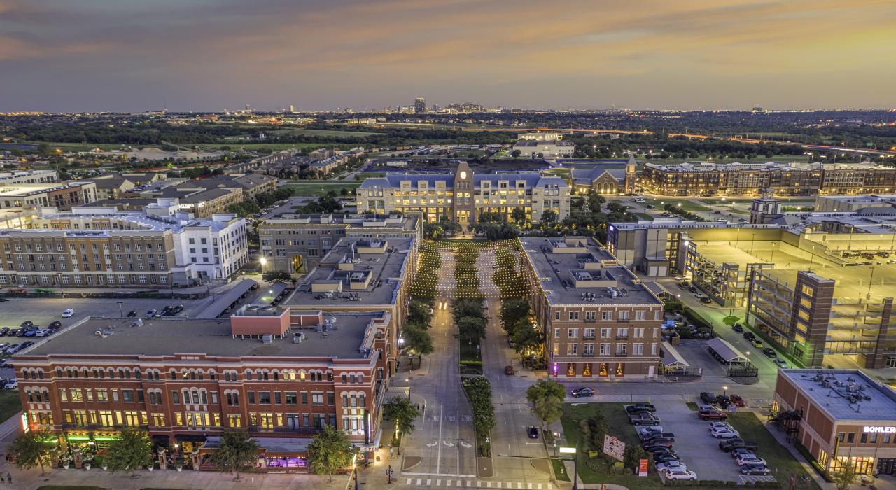 从空中俯瞰弗里斯科市政厅上空的日落景色