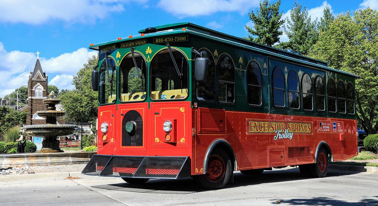 密苏里州埃克塞尔西奥斯普林斯的大红电车