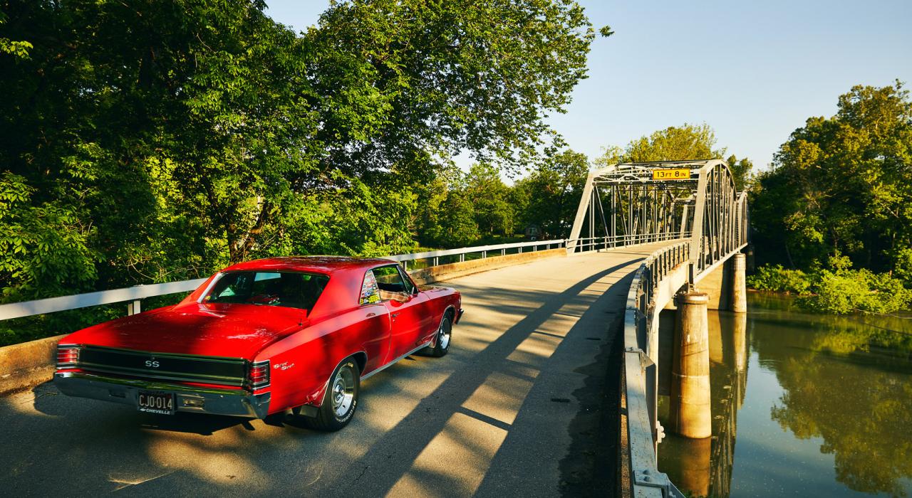 沿密苏里州普拉斯基县的魔鬼弯大桥 (Devils Elbow Bridge) 巡游探索