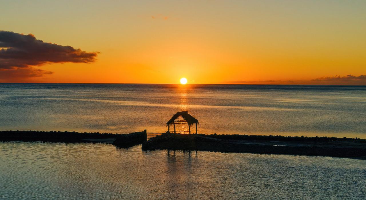 日落时分的 Aliʻi Fishpond 湖泊，仅可通过导览之旅前往观赏
