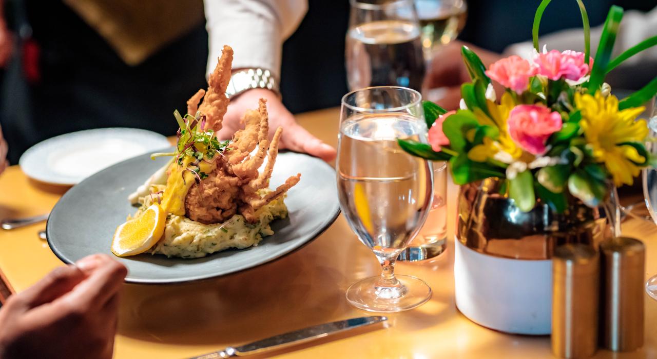 在主打克里奥尔风味的 Juban’s Restaurant 餐厅享用人气菜肴“哈利路亚螃蟹”