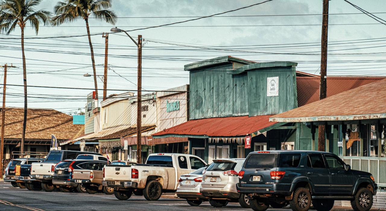 摩洛凯岛最大城镇考纳卡卡伊的商店和餐馆
