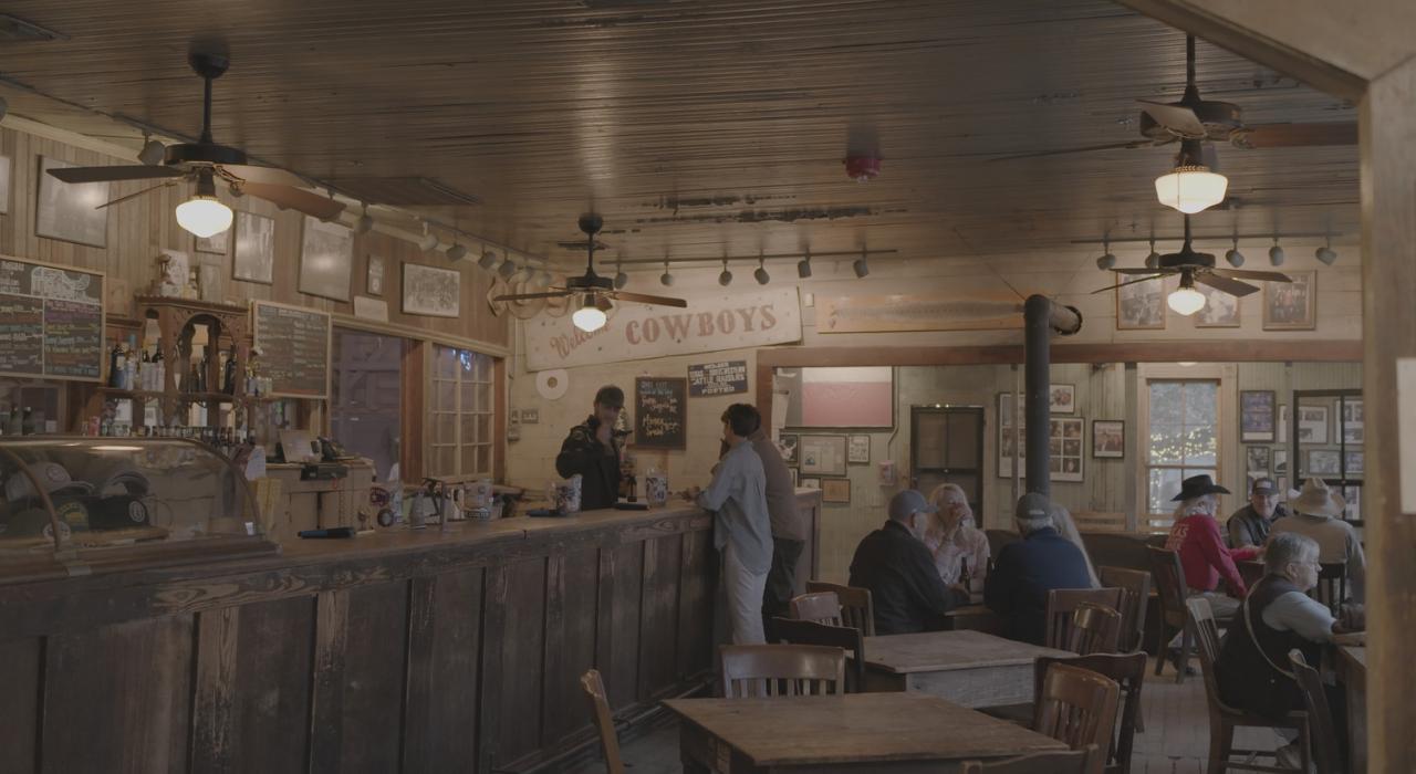 一家氛围悠闲、充满牛仔风情的德克萨斯州餐馆里的顾客