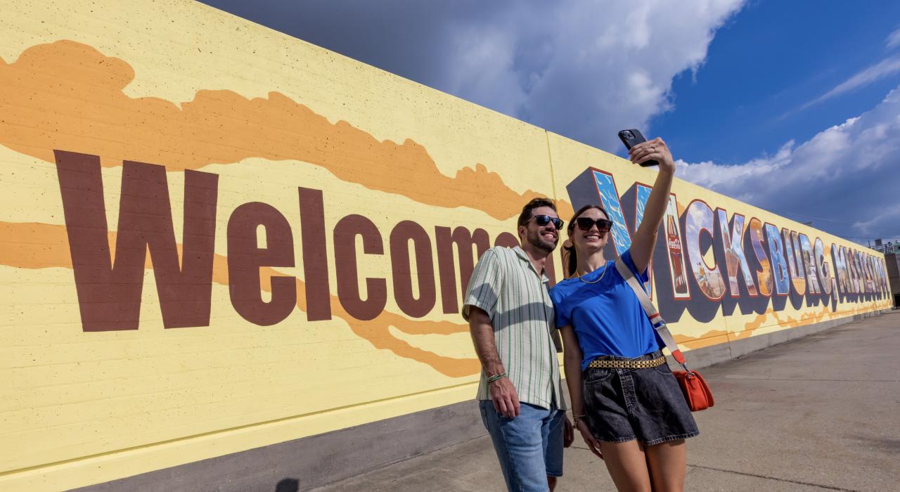在维克斯堡市中心的“Welcome to Vicksburg”的墙绘前留影 在维克斯堡市中心的“Welcome to Vicksburg”的墙绘前留影