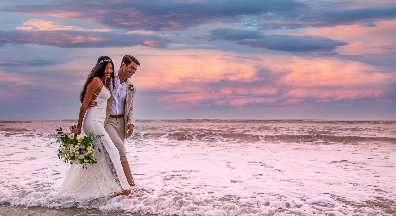 漫步在 Ponte Vedra Beach 海滩的沙滩上，这里是举办婚礼的热门场地