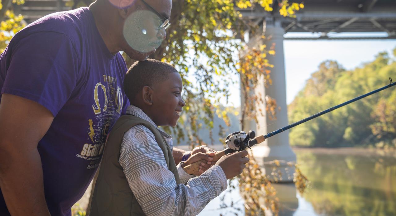 在汤比格比河 (Tombigbee River) 体验垂钓