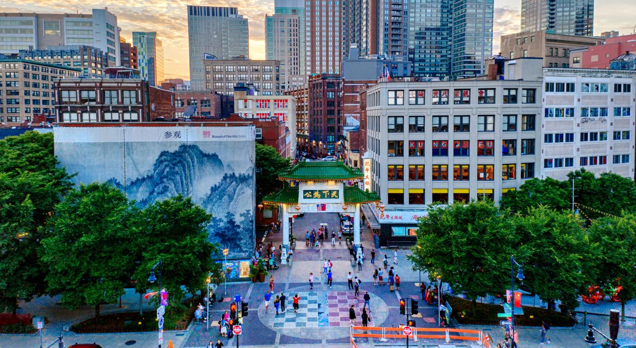 马萨诸塞州波士顿的天际线映衬下的唐人街大门和公共艺术