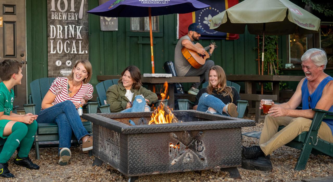 在 Munson and Brothers Trading Post 贸易站的壁炉旁享用饮品并欣赏现场音乐