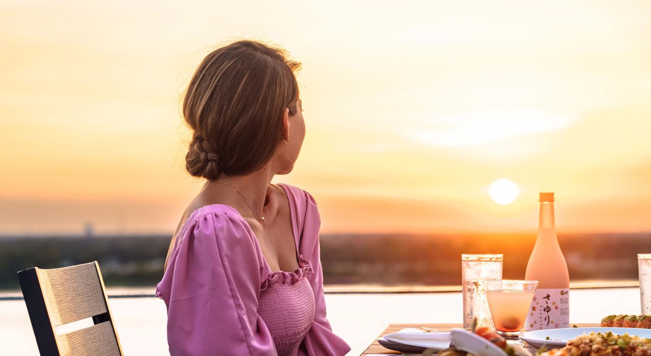 在市中心 Tsunami 寿司料理餐厅的屋顶欣赏美景