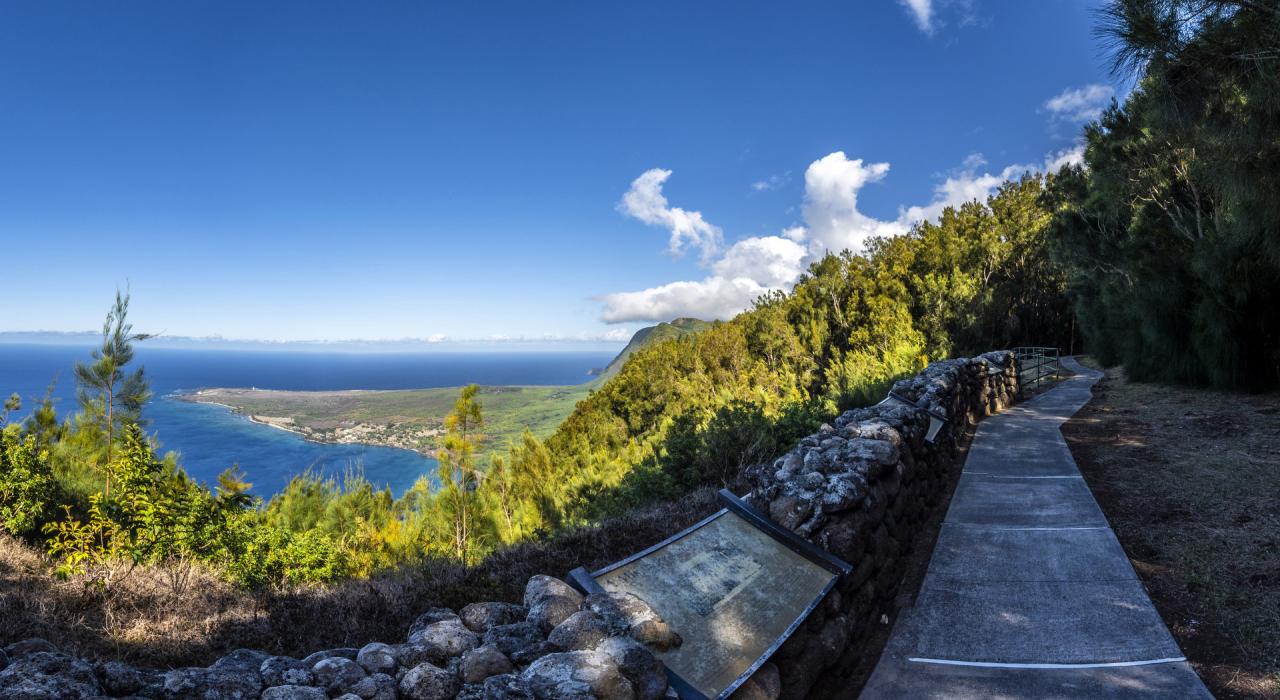 从 Pālā’au State Park 州立公园的 Kalaupapa Lookout 观景台俯瞰如画美景